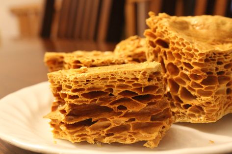 Honey Comb Candy Sea Foam, Sponge Toffee Recipe, Sea Foam Candy, Sponge Toffee, Toffee Dessert, Honeycomb Recipe, Honeycomb Candy, Homemade Toffee, Toffee Candy