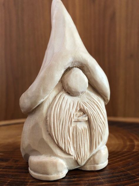 Gnome Chainsaw Carving, Chainsaw Carved Gnomes, Wood Carving Patterns Free, Basswood Carving, Chainsaw Carving Patterns, Carving For Beginners, Whittling Patterns, Gnome Face, Chainsaw Wood Carving