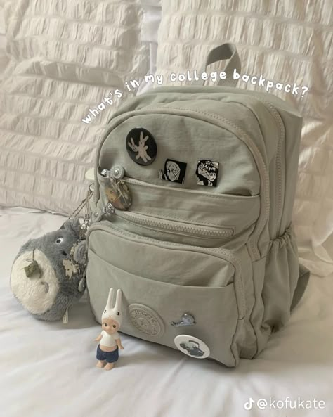 Mochila Kpop, Pretty School Supplies, Stylish School Bags, School Bag Essentials, Backpack Essentials, Inside My Bag, Handbag Essentials, Stationary School, College Backpack