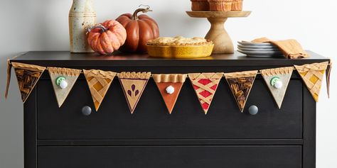 Make a Felt Thanksgiving Pie Slice Garland | Better Homes & Gardens Thanksgiving Pie Garland Diy, Felt Pie, Thanksgiving Garland, Easy Thanksgiving Crafts, Pie Slice, Adornos Halloween, Thanksgiving Crafts For Kids, Thanksgiving Centerpieces, Felt Garland