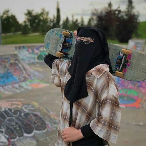 Niqab Aesthetic, Skater Girl Style, French Khimar, Ninja Outfit, Niqab Hijab, Niqab Fashion, Abaya Hijab, Hijabi Fashion Casual, Hijabi Aesthetic