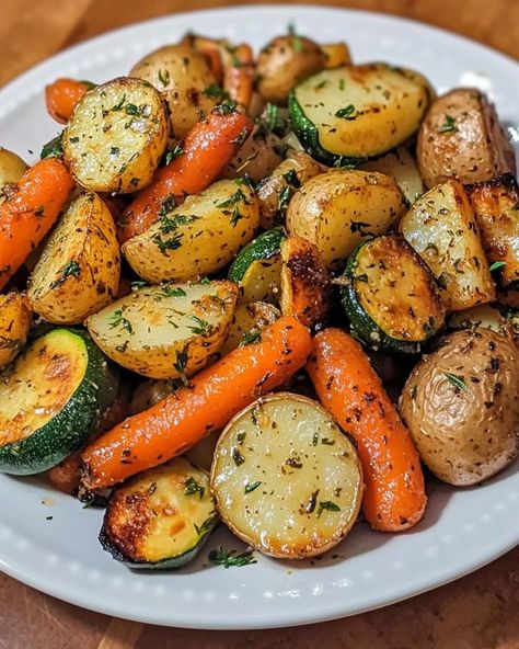 Garlic Herb Roasted Potatoes, Roasted Potatoes Carrots, Carrots And Zucchini, Roasted Veggies Recipe, Herb Roasted Potatoes, Recipe For Dinner, Tofu Dishes, Potatoes Carrots, Veggie Delight