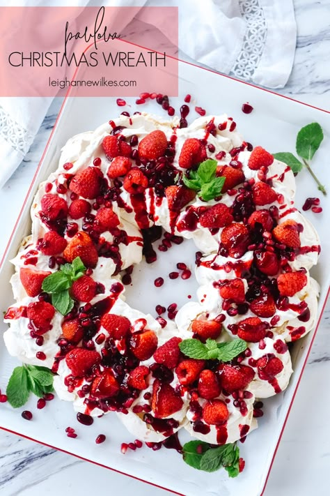 Wreath Meringue, What Is Pavlova, Pavlova Wreath, Raspberry Pavlova, Meringue Dessert, Christmas Pavlova, Favorite Holiday Desserts, Meringue Pavlova, Holiday Desserts Christmas