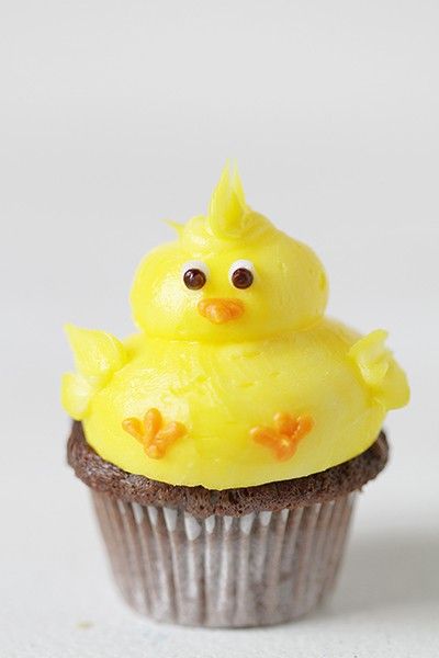 How to Pipe a Chick in Buttercream! (video) Chick Cupcakes, Cupcakes Bonitos, Chicken Cupcakes, Gooey Desserts, Chocolate Cinnamon Rolls, Cupcake Inspiration, Cupcake Images, I Am Baker, Cupcake Decor