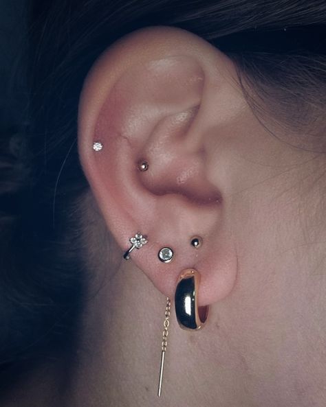 Piercing Combinations, Triple Lobe Piercing, Triple Lobe, 3 Piercings, Jewelry Combinations, Pretty Ear Piercings, Gold And Silver Jewelry, Lobe Piercing, Piercing Ideas