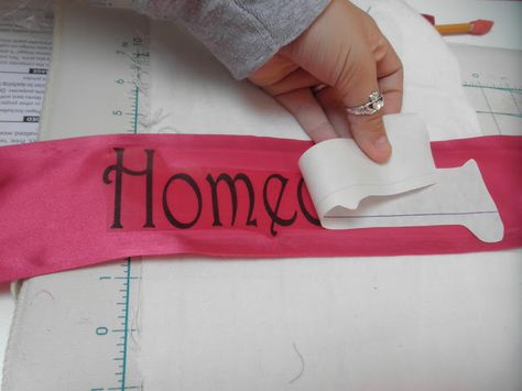 Sew Divertimento: Homecoming Court Sashes ~ Tutorial Spirit Club Ideas, Senior Sash Ideas, Mum Sash, Tk Graduation, Cheer Sash, Sash Ideas, Pageant Sashes, Senior Sash, Cheer Banquet