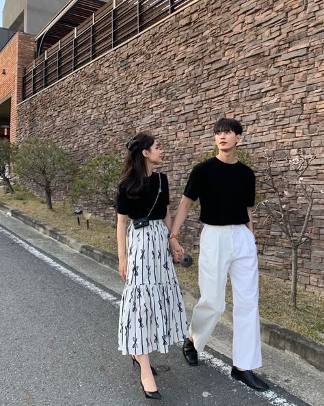 Couple Fits Korean, Asian Couple Matching Outfits, Meet Up Outfit Ideas, Korean Couple Aesthetic Outfit, Couple Outfit Korean, Couple Matchy Outfits, Matching Couple Outfits Korean, Meet Up Outfit, Cute Couple Outfits Casual