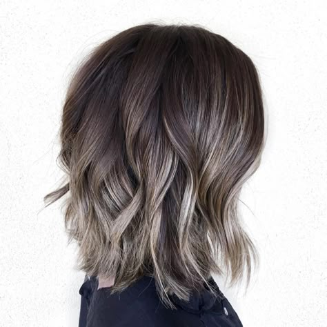 Ash Brown Highlights For Dark Brown Bob Grey Brown Hair, Brunette Lob, Gray Balayage, Messy Bob Hairstyles, Blond Balayage, Ash Brown Hair, Chocolate Hair, Silver Highlights, Dark Hair With Highlights