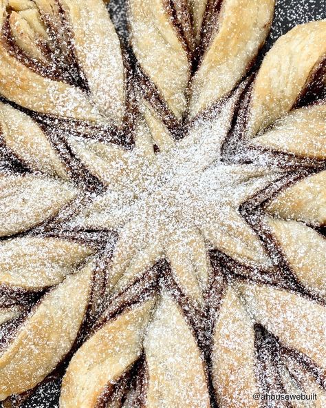 Star Bread With Puff Pastry, Puff Pastry Cinnamon Twists Snowflake, Cinnamon Roll Snowflake With Puff Pastry, Cinnamon Star Bread With Puff Pastry, Puff Pastry Dessert Cinnamon, Puff Pastry Cinnamon Star, Cinnamon Pretzels Recipe, Puff Pastry Star Bread, Nutella Puff Pastry Star Wreath