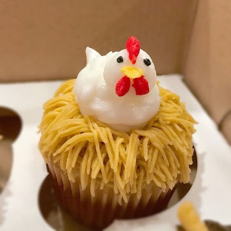 Chicken cupcakes! #nikijoycakes #buttercream #cupcakes #chickencupcake Chicken Themed Cupcakes, Chicken Cupcakes Birthday, Chicken Coop Cake, Chicken Cupcakes Ideas, Rooster Cupcakes, Buttercream Decorating Ideas, Doodle Soup, Farm Cupcakes, Chicken Birthday Party