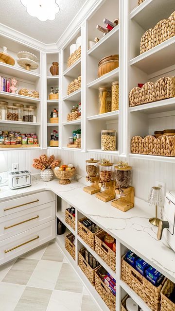 Aly McDaniel on Instagram: "Comment SHOP! Ummmmm can you even believe this transformation???? I can’t believe I have my dream pantry and it’s all thanks to Martin! He is so good at bringing my visions to life! I linked pretty much everything I used to organize this pantry! 
Comment SHOP below to receive a DM with the link to shop this post on my LTK ⬇ https://liketk.it/4SDvB
#dreampantry #pantrygoals #pantryorganization #pantrydesign" Walk In Pantry Aesthetic, Dream Walk In Pantry, House Interior Pantry, Large Pantry Design, Fancy Pantry, Butler Pantry Ideas, Dream House Pantry, Organize Fridge, Luxury Pantry