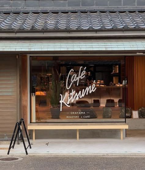 Kyoto Coffee Shop, Small Cafe Design Exterior, Cafe Outside Design, Japanese Cafe Design, Japanese Cafe Interior, Japan Coffee Shop, Aesthetic Cafe Interior, Cafe Names Ideas, Muji Cafe