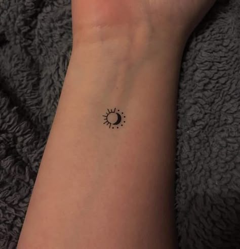 Feminine Tattoos Minimalist, Sun And Moon Ring Tattoo, Moon And Star Hand Tattoo, Sushi Tattoo Minimalist, Tattoo For Girls Hand, Mini Moon Tattoo, Mini Tattoos Ideas, Minimalist Tattoos For Women, Feminine Moon Tattoo