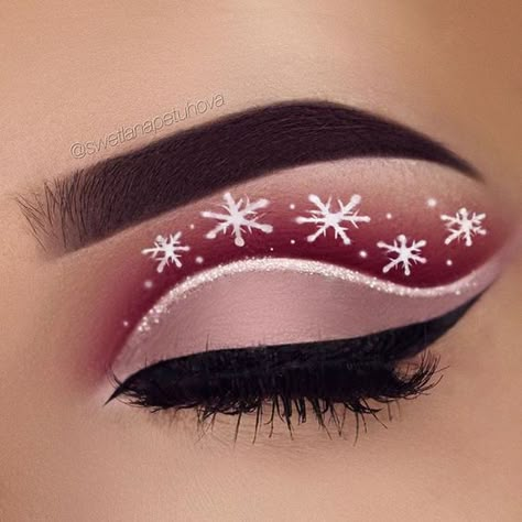 White Snowflakes on Red Base Eyeshadows with Glitter Outline #Christmas #makeup #beauty #trendypins Eyeliner Trends, Holiday Eye Makeup, Christmas Makeup Looks, Winter Make Up, Xmas Makeup, Christmas Eyeshadow, Holiday Eye, Gel Eyeshadow, Mekap Mata