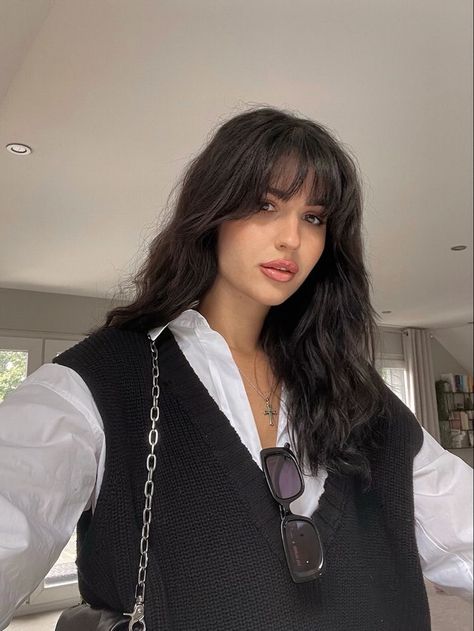 Fringe Brunette Long, Brunette Haircut Bangs, Wavy Hair And Fringe, Cute Bangs For Wavy Hair, Bangs Brunette Medium Hair, Women Hair Styles 2023, Bangs For Black Hair, Fringe Hairstyles Brunettes, Dark Brown Bangs Long Hair