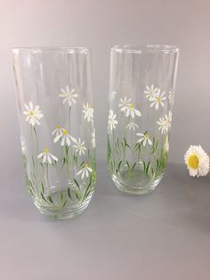 Glass Art Design Ideas, Daisy Glass Painting, Ideas For Glass Painting, Glass Tumbler Painting, Tumbler Painting Ideas, Hand Painted Cups Ideas, Glass Tumbler Painting Ideas, Hand Painted Glass Cups, Wine Glass Art Ideas