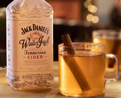 Christmas Jack Daniels Drink, Jack Daniels Cider Recipes, Jack Daniels Winter Cider Recipes, Winter Jack Recipes Drinks, Jack Daniel’s Winter Jack Recipes, Winter Jack Daniels Recipes, Jack Daniels Winter Jack Recipes, Winter Jack Daniels, Jack Daniels Mixed Drinks