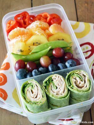 Rainbow Bento Box - eat a rainbow with this colorful bento box full of fresh fruit and veggies! #poweryourlunchbox #rainbowfoods Healthy Bento, Bento Box Recipes, Smoothies Vegan, Healthy Lunchbox, Makanan Diet, Lunch Meal Prep, Lunch Snacks, Vegan Options, Easy Lunches