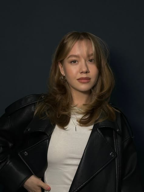 Jenn Im Hair, Haircut For Thick Hair Bangs, Hairstyles For No Jawline, Medium Length Black Hair With Bangs, Bangs And Medium Length Hair, Shaggy Wolfcut Medium Hair, Wide Face Haircut, Haircuts For Medium Length Hair, Layered Haircuts For Medium Hair