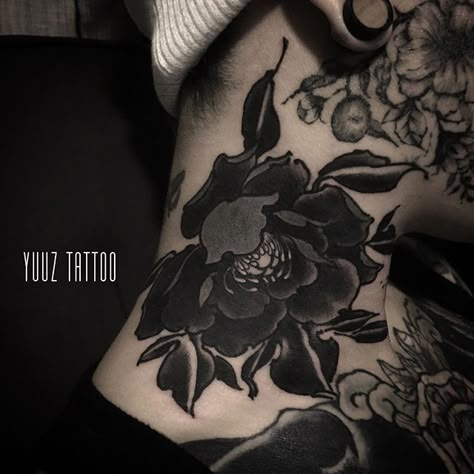 Black peony. #yuuztattoo #peonytattoo Black Flowers Tattoo, Tatuaje Cover Up, 16 Tattoo, Black Tattoo Cover Up, Tattoo Neck, Z Tattoo, Black Peony, Cover Up Ideas, Floral Tattoo Sleeve