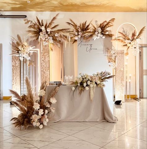 Bohemian Bridal Party, Love Table Decorations, Sweetheart Table Decor Ideas, Boho Graduation Party Ideas Decor, Pampas Wedding Decor, Bridal Table Backdrop, Beige Wedding Theme, Brown Wedding Themes, Wedding Sweetheart Table Decor