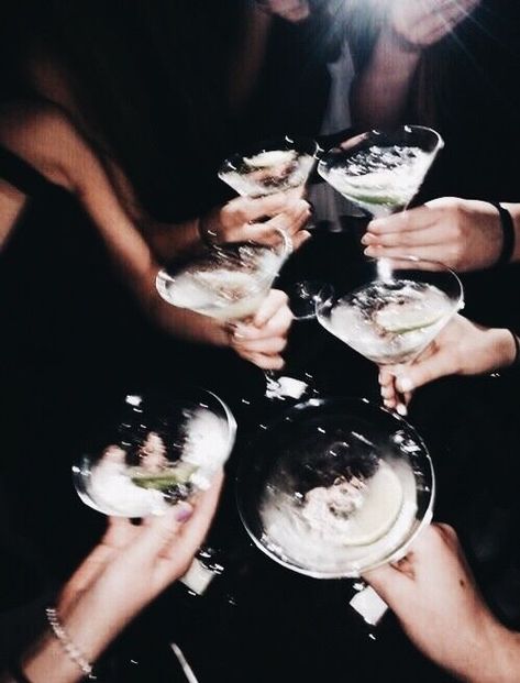 party inspo #celebrate Shaken Not Stirred, Foto Poses, 背景 シンプル, Star Girl, Nouvel An, Party Girls, Girls Night Out, A Group, Gossip Girl