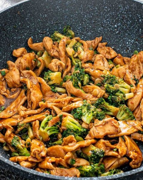 Chicken And Broccoli Chinese, Broccolini Recipe, Asian Dish, Favorite Recipes Chicken, Chicken Appetizers, Chicken Broccoli Casserole, Broccoli Stir Fry, Chicken And Broccoli, Savory Chicken