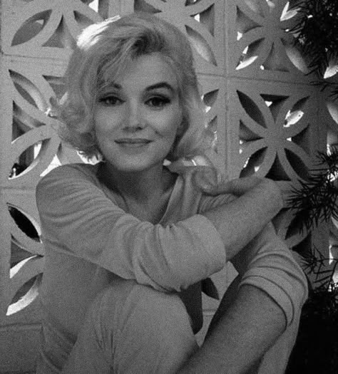 Old Hollywood Women, Marilyn Monroe Wallpaper, Marilyn Monroe Portrait, Marilyn Monroe Quotes, Norma Jean Baker, Marilyn Monroe Fashion, Vintage Hollywood Glamour, Imperfection Is Beauty, Old Hollywood Stars