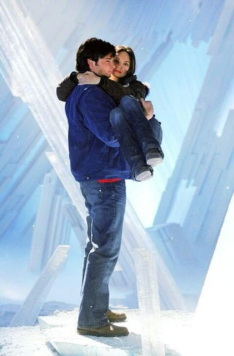 Lana And Clark, Clark Kent And Lana Lang, Cute Movie Couples, Clark And Lana, Lana Smallville, Superman X Lois Lane, Lana Lang Smallville, Smallville Clark Kent, Tom Welling Smallville