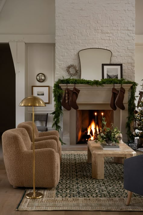 Studio Mcgee Fireplace, Studio Mcgee Christmas, Christmas Mantel Ideas, Holiday Mantle, Christmas Tablescape, Christmas Interiors, Christmas Mantel, Christmas Lovers, Mcgee & Co