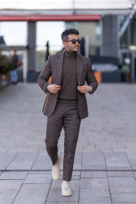 High Neck With Blazer Men, Turtle Neck With Blazer Men, Turtle Neck Suit Men, Men Suits Style Casual, Mock Neck Outfit, Blazer Men Casual, Suits And Sneakers, Brown Suit, Man Suit