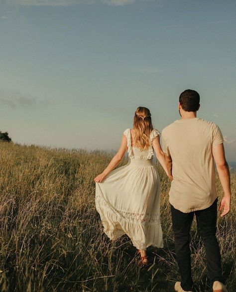 Hillside Couple Photoshoot, Engagement Photos In Wildflowers, Flowy Dress Couple Photoshoot, Wheat Field Couple Photography, Prairie Engagement Photos, Engagement Photoshoot Nature, Engagement Pictures In A Field, Cottagecore Engagement Photos, Nature Couple Photos