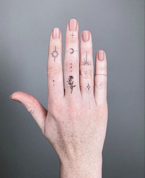 Universe Finger Tattoo, Celestial Finger Tattoo, Moon Finger Tattoos For Women, Minimalist Hand Tattoos For Women, Fingers Tattoos For Women, Finger Moon Tattoo, Microtattoo For Women, Hand Tattoos For Women Unique Beautiful, Finger Tattoos Minimalist