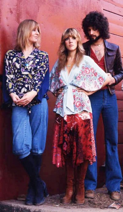 Christine McVie, Stevie Nicks and Lindsey Buckingham #fleetwoodmac Stevie Nicks 70s, Style Icons Women, Christine Mcvie, Buckingham Nicks, Stevie Nicks Style, Lindsey Buckingham, Gold Dust Woman, Stevie Nicks Fleetwood Mac, 70s Inspired Fashion