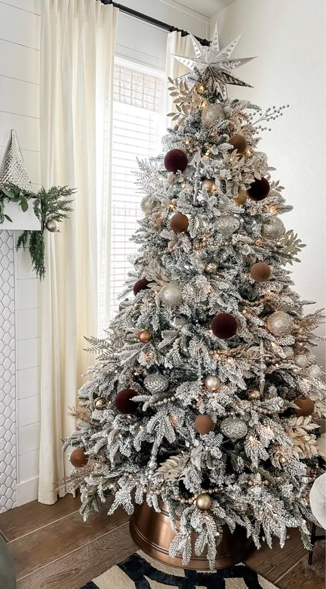 Christmas Decor Ideas Flocked Tree, Flocked Christmas Tree Neutral Decor, Flocked Christmas Tree 2024, Rustic Christmas Tree Flocked, Christmas Tree With Flocked Ornaments, Gold Beads Christmas Tree, Flocked Christmas Tree Decorated Neutral, Flocked Christmas Tree With Brown Decor, Neutral Christmas Tree Flocked