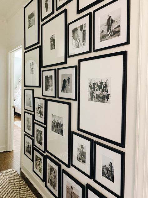 Hall Deco, Photowall Ideas, Picture Gallery Wall, Gallery Wall Layout, Family Photo Wall, Black And White Photo Wall, Photo Wall Decor, Photo Wall Gallery, Hallway Wall Decor