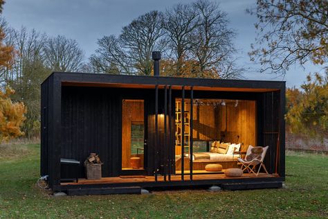 Cette mini maison de 18m2 en bois brûlé, la KONGA M, a été construite et onçue par l'entreprise KONGA qui livre ses modèles dans toute l' Europe. La façade est recouverte de… Living In Nature, Cabin Building, Black Cabin, Tiny House Cottage, Lodge Ideas, Cabin Diy, Prefab Buildings, Container Cabin, Prefab Cabins