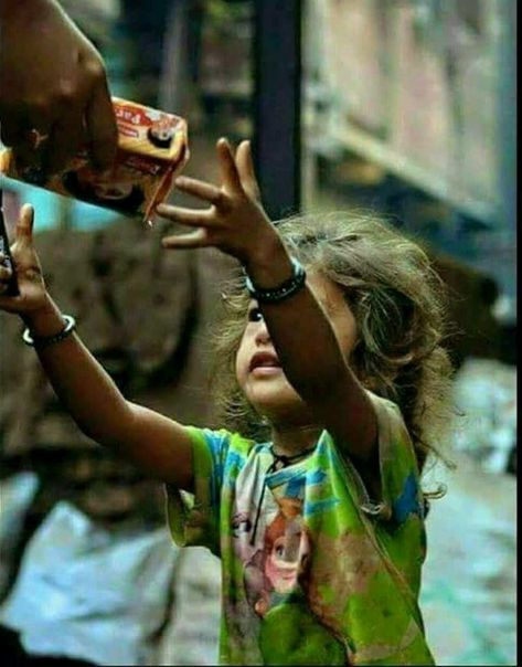 Poor People Food, Lode A Dio, Poverty And Hunger, Help The Poor, Poor Family, Kids Around The World, Beautiful Status, Homeless People, Emotional Photography