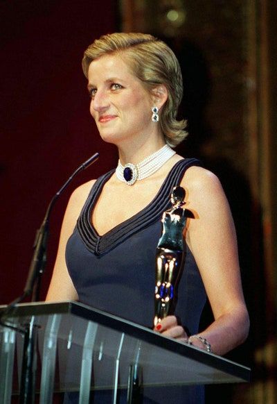 Diana Haircut, Royal Hairstyles, Princess Diana Hair, Hair Evolution, Princess Diana Photos, Princess Diana Pictures, Princes Diana, Diana Fashion, Slicked Back Hair