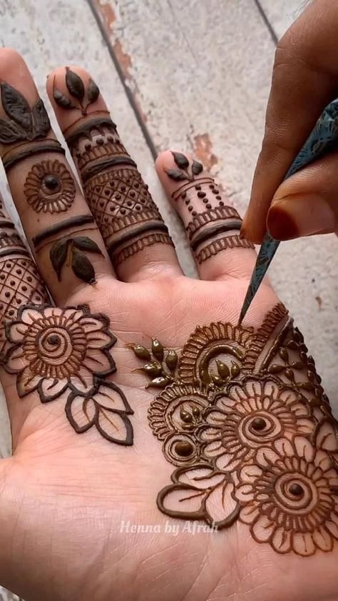 Tattoo studio Life Line Henne Tattoo, Beautiful Simple Mehndi Design, Palm Mehndi Design, Finger Henna Designs, Henna Tattoo Designs Hand, Full Hand Mehndi, Simple Henna Tattoo, Latest Henna Designs, Mehndi Designs For Kids