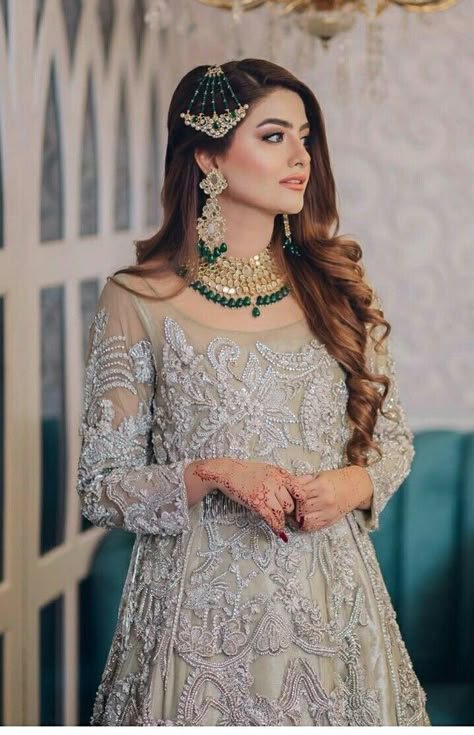 Pakistani Nikah Outfit, Desi Bridal Hair, Garara Dress, Mehndi Hairstyles, Pakistani Bridal Hairstyles, Nikah Outfit, Bridal Jewellery Inspiration, Bride Photos Poses, Layered Haircuts For Medium Hair