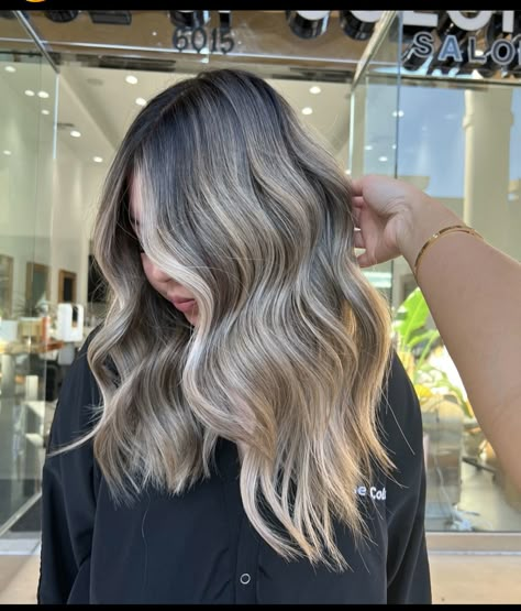 Blonde Balayage With Black Roots, Lived In Balayage Dark Roots, Balayage With Black Roots, Modern Balayage, Highlights Brown Hair Balayage, Dark Brown Hair Balayage, Blonde Hair Goals, 2025 Hair, Black Roots