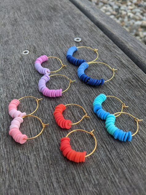 Polymer Clay Earrings Loop, Earrings With Clay, Hoop Earrings Diy, قلادات متدلية, Clay Bracelets, Jewlery Necklace, Beaded Jewelry Earrings, Beaded Earrings Tutorials, Beaded Earrings Diy