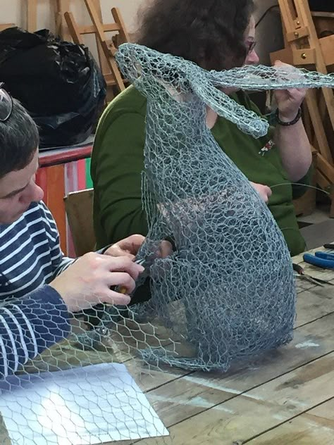 Chicken Wire Hares | 2 days with Chris Moss | Gaynor Pearson | Flickr Chicken Wire Sculpture Diy Garden Art, Chicken Wire Art Sculpture, Chicken Wire Sculpture Diy, Chicken Wire Projects, Drátěná Socha, Chicken Wire Diy, Chicken Wire Sculpture, Chicken Wire Art, Chicken Wire Crafts