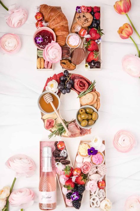 Mom will love this Mother’s Day Charcuterie Board. Using 3-dimensional MOM letters, this is sure to be a show stopper! Charcuterie Gift Box, Mom Letters, Gift Ideas Mothers Day, Charcuterie Gifts, Mother's Day Party, Fresh Strawberry Pie, Charcuterie Ideas, Moms Day, Mothers Day Ideas