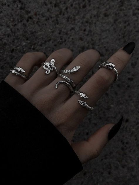 Slytherin Ring Aesthetic, Slytherin Jewelry Aesthetic, Slytherin Princess Aesthetic, Draco Malfoy Ring, Slytherin House Aesthetic, Slytherin Clothes Aesthetic, Hogwarts Slytherin Aesthetic, Slytherin Rings, Slytherin Boys Aesthetic