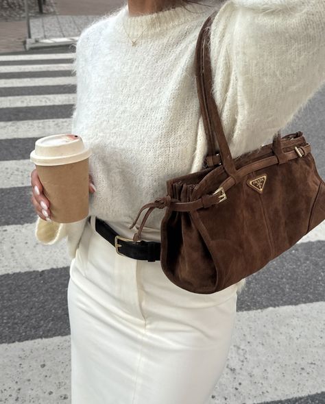 outfit inspo, cute outfit inspo, cute outfit idea, fall outfit, autumn, fall bag, suede bag, leather bag, london outfit, autumn outfit, fall, fall time, fall aesthetic Suede Bag Outfit, Prada Bag Outfit, Brown Suede Skirt, Purse Outfit, Suede Outfit, Skirt Outfits Fall, Timeless Outfits, Fall Bags, White Denim Skirt