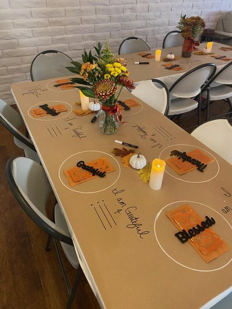 Thanksgiving Set Up Thanksgiving Large Group, Butcher Paper Tablecloth, Simple Thanksgiving Table Decor, Thanksgiving Dinner Table Setting, Thanksgiving Dinner Decor, Simple Thanksgiving Table, Friendsgiving Dinner Party, Hosting Thanksgiving Dinner, Friendsgiving Decorations