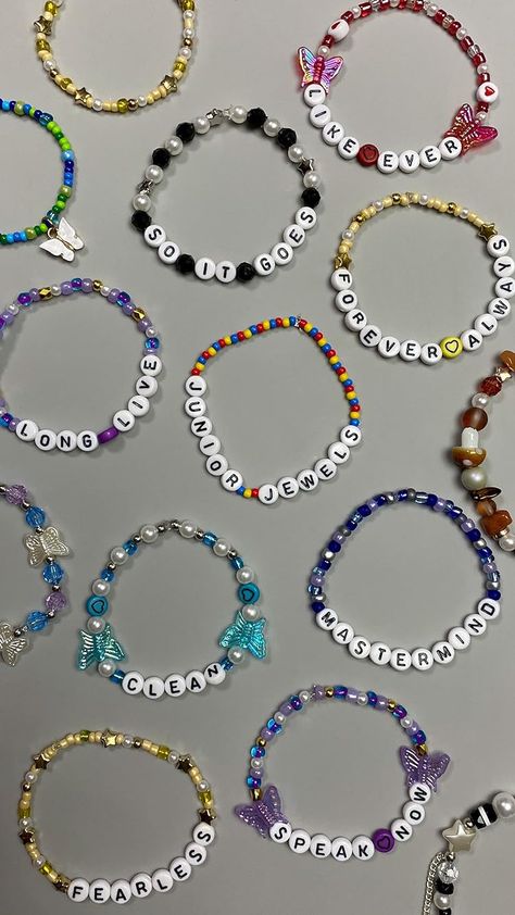 Beaded Bracelets With Letters, Letter Beads Bracelet, Fit Manifestation, Diy Bracelet Ideas With Beads, Bracelet Ideas With Beads, Friendship Bracelets Beads, Ideas With Beads, Diy Bracelet Ideas, Bracelet Letters