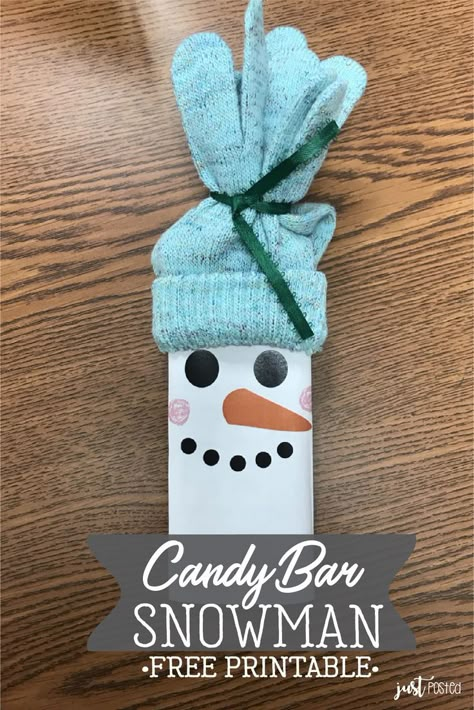 An easy affordable DIY Candy Bar Snowman using a free printable snowman design, candy bar, gloves or socks and a ribbon to tie! This is a simple DIY for a classroom of students, a teacher gift, a MOPS group or for a Holiday get together! The printable makes is SO easy! This is a great affordable gift for a teacher to make for their class for Christmas too! Candy Bar Snowman, Classroom Christmas Gifts, Diy Christmas Gifts For Coworkers, Class Christmas Gifts, Diy Candy Bar, Student Gift Ideas, Coworkers Gifts, Students Christmas, Class Gifts